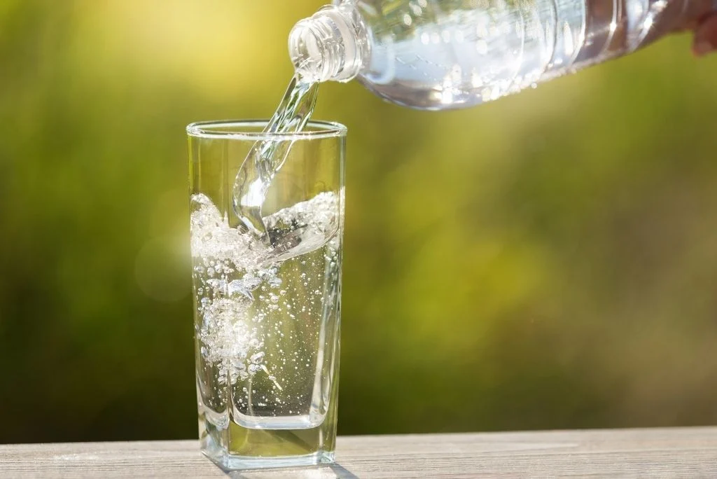 El agua mineral con gas puede tener algunos beneficios